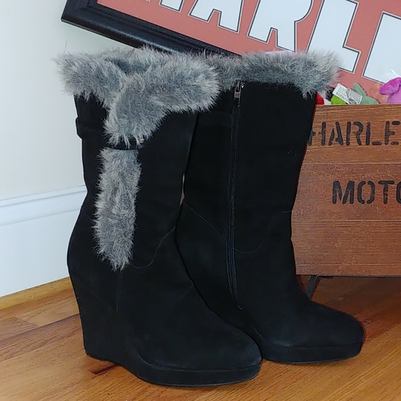 A pair of Coconuts blk boot w/ grey faux fur trim - Picture 1 of 11